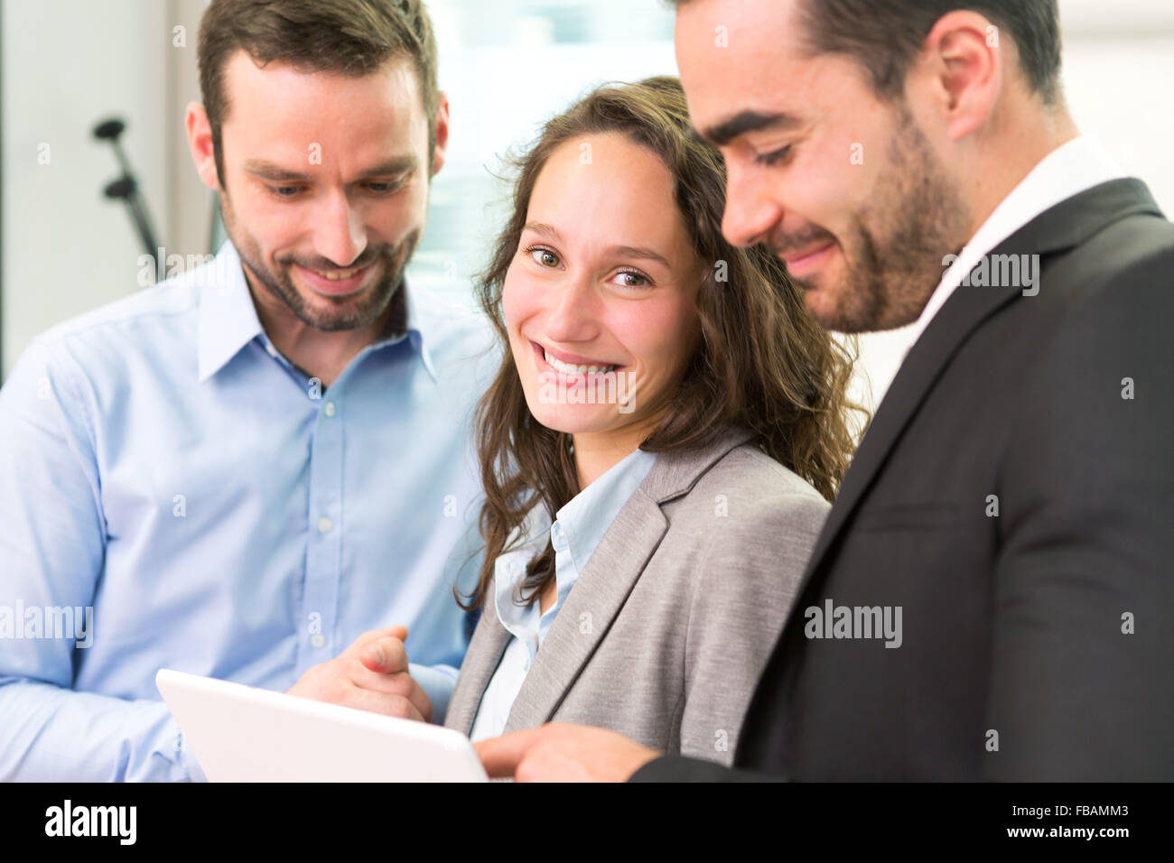 View of a Young attractive businesswoman travaillant au bureau avec des associés Banque D'Images