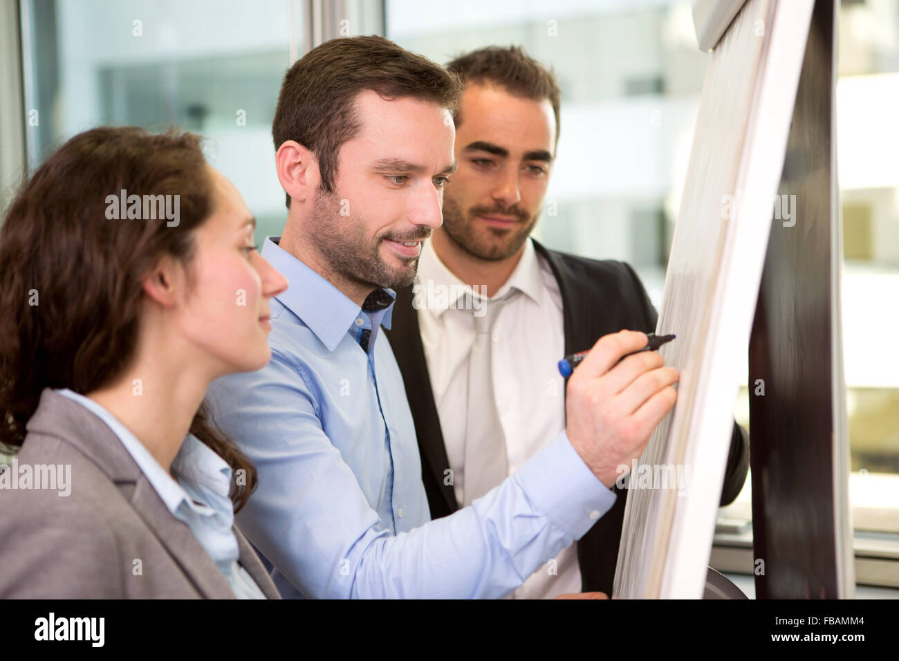 Vue d'un groupe de partenaires d'affaires travaillant ensemble au bureau Banque D'Images