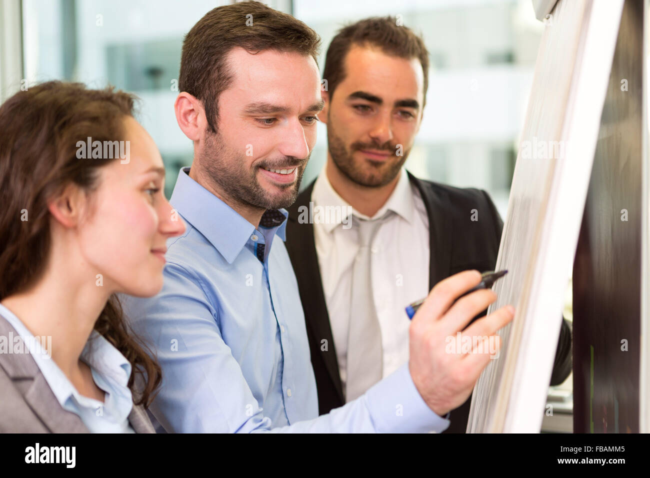 Vue d'un groupe de partenaires d'affaires travaillant ensemble au bureau Banque D'Images