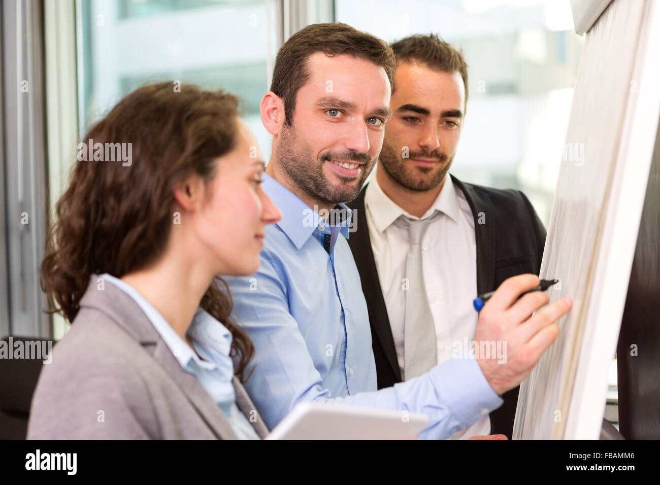 Vue d'un jeune homme d'attrayants au bureau avec des associés Banque D'Images