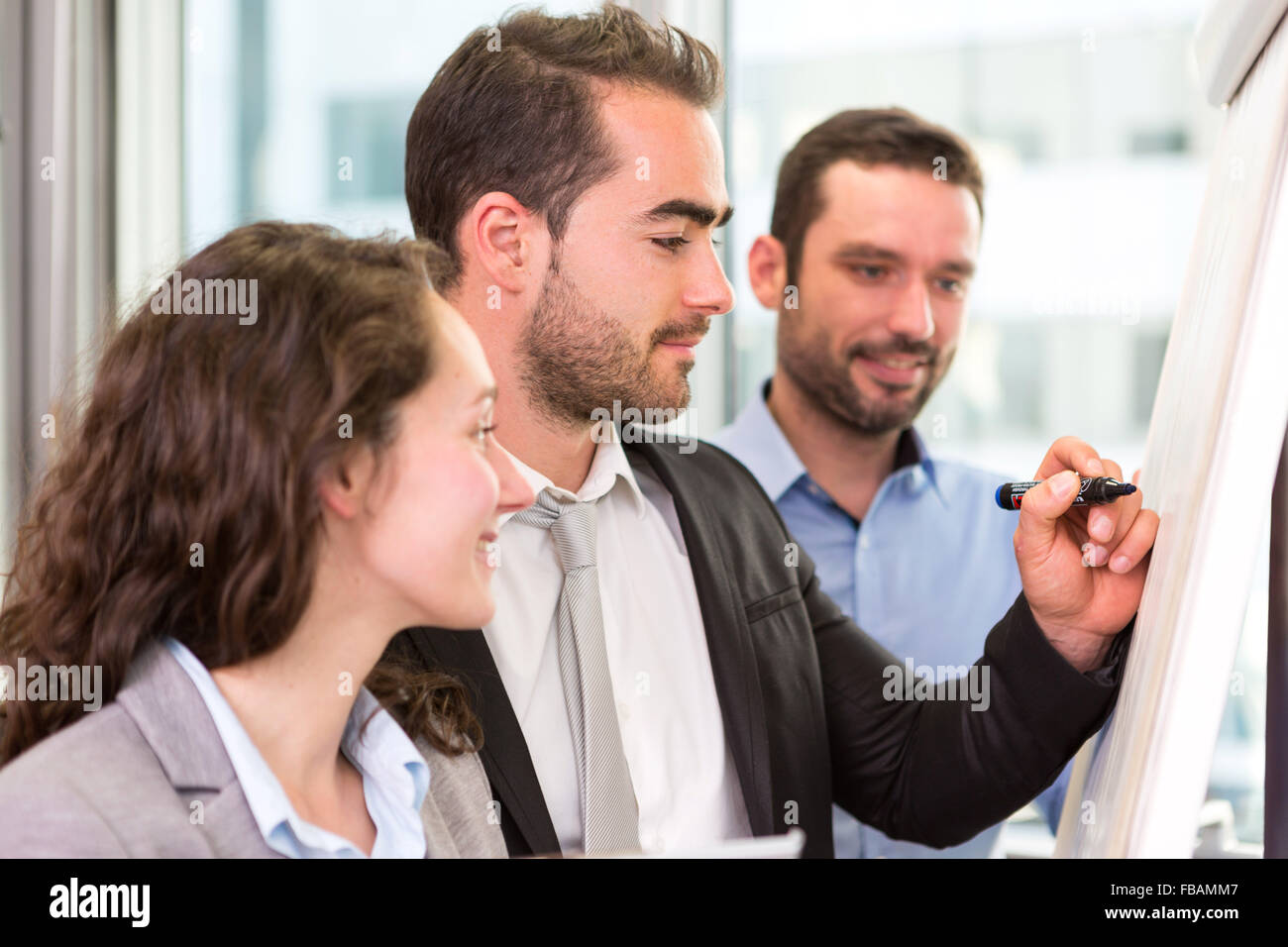Vue d'un groupe de partenaires d'affaires travaillant ensemble au bureau Banque D'Images