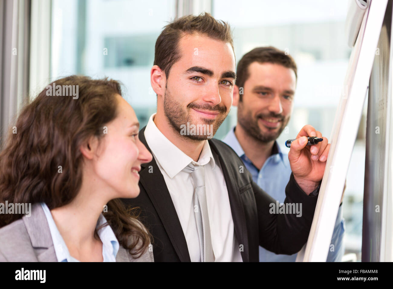 Vue d'un jeune homme d'attrayants au bureau avec des associés Banque D'Images