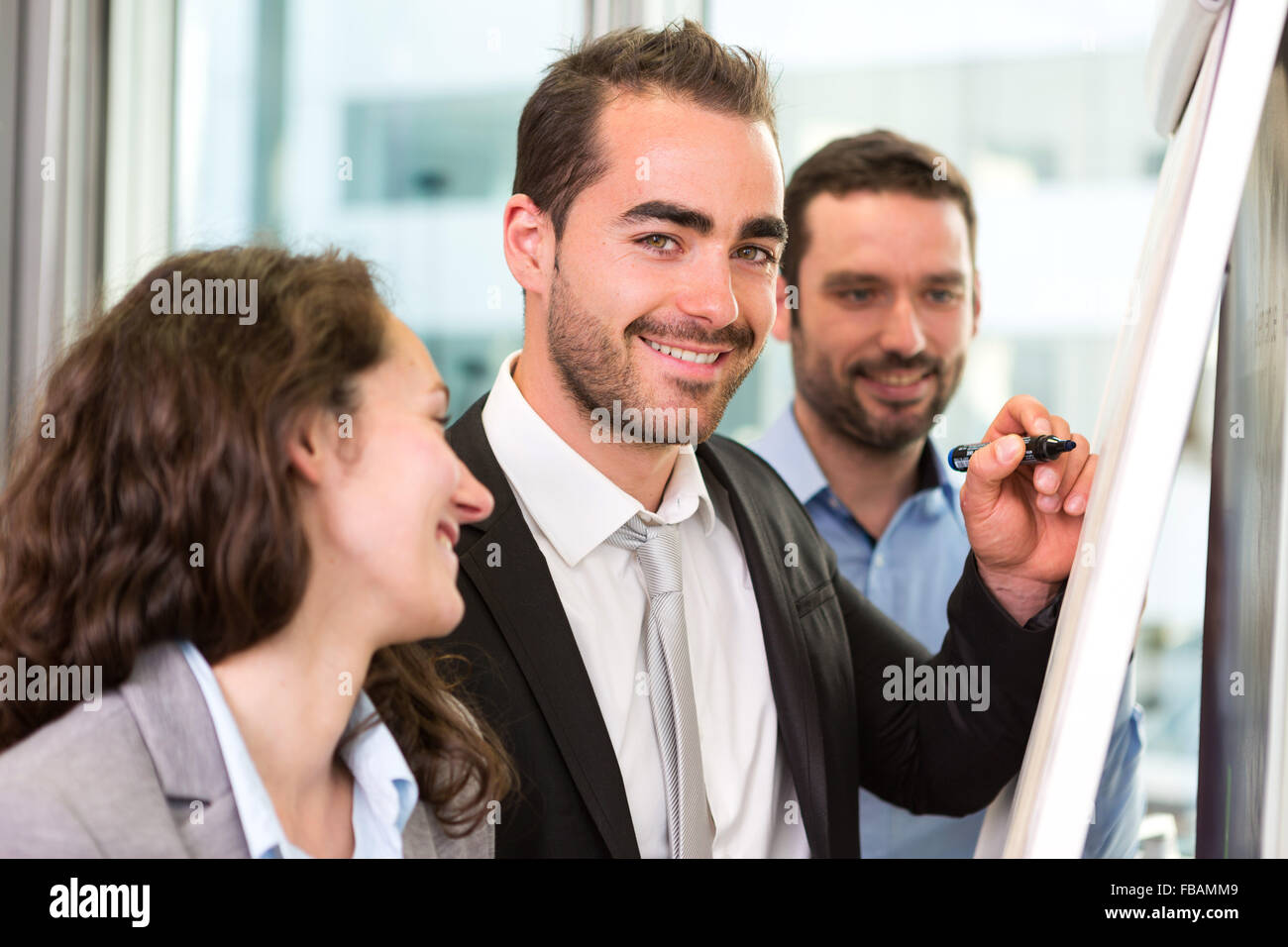 Vue d'un jeune homme d'attrayants au bureau avec des associés Banque D'Images