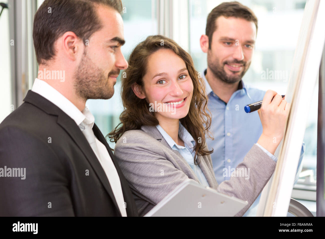 View of a Young attractive businesswoman travaillant au bureau avec des associés Banque D'Images