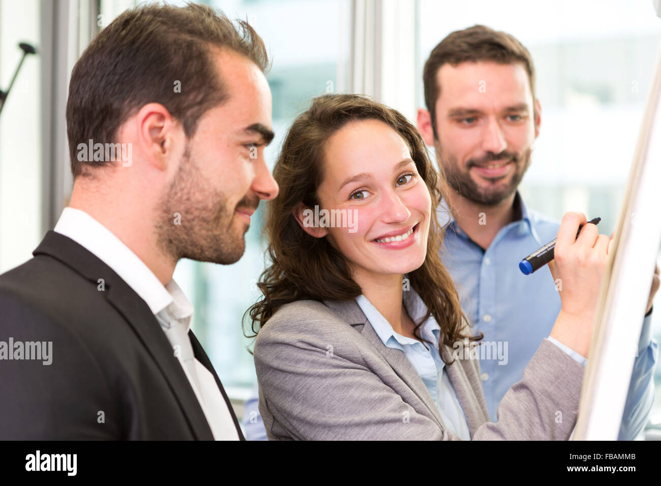 View of a Young attractive businesswoman travaillant au bureau avec des associés Banque D'Images