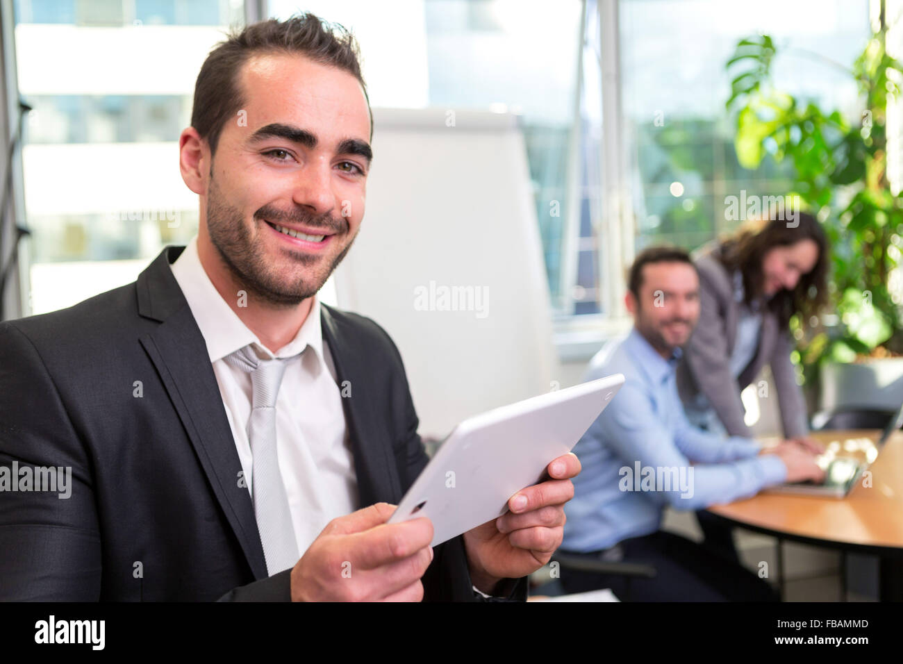 Vue d'un jeune homme d'attrayants au bureau avec des associés Banque D'Images