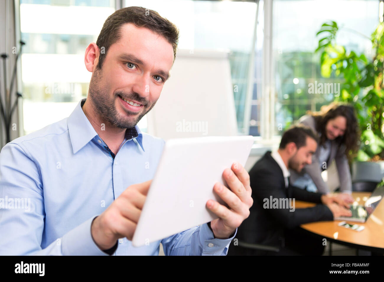 Vue d'un jeune homme d'attrayants au bureau avec des associés Banque D'Images