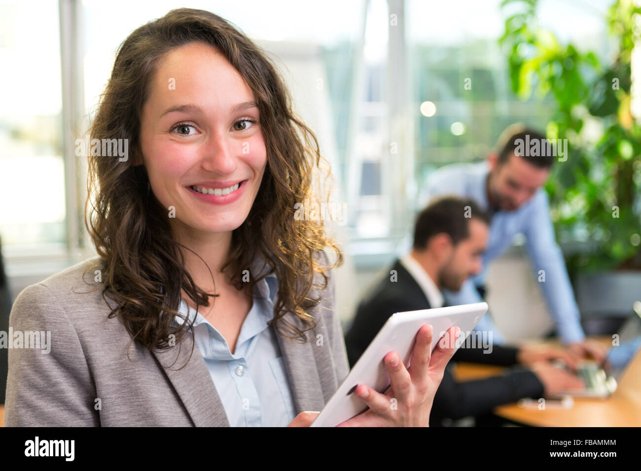 View of a Young attractive businesswoman travaillant au bureau avec des associés Banque D'Images