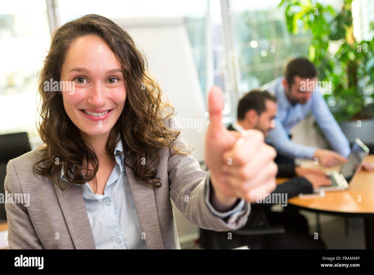 View of a Young attractive businesswoman travaillant au bureau avec des associés Banque D'Images