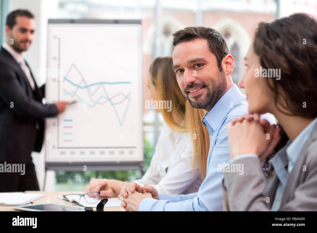 Vue d'un jeune homme d'attrayants au bureau avec des associés Banque D'Images