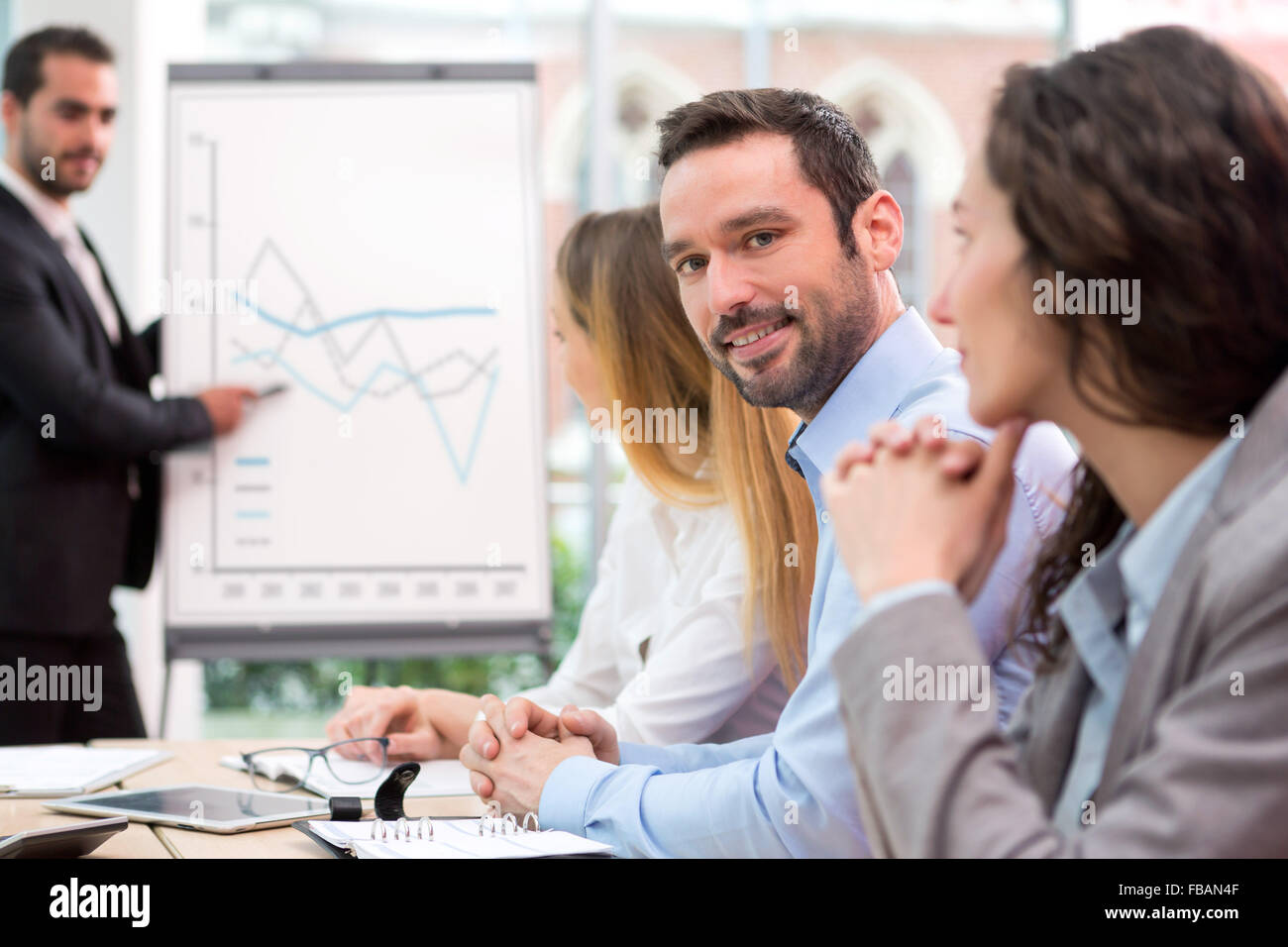 Vue d'un jeune homme d'attrayants au bureau avec des associés Banque D'Images
