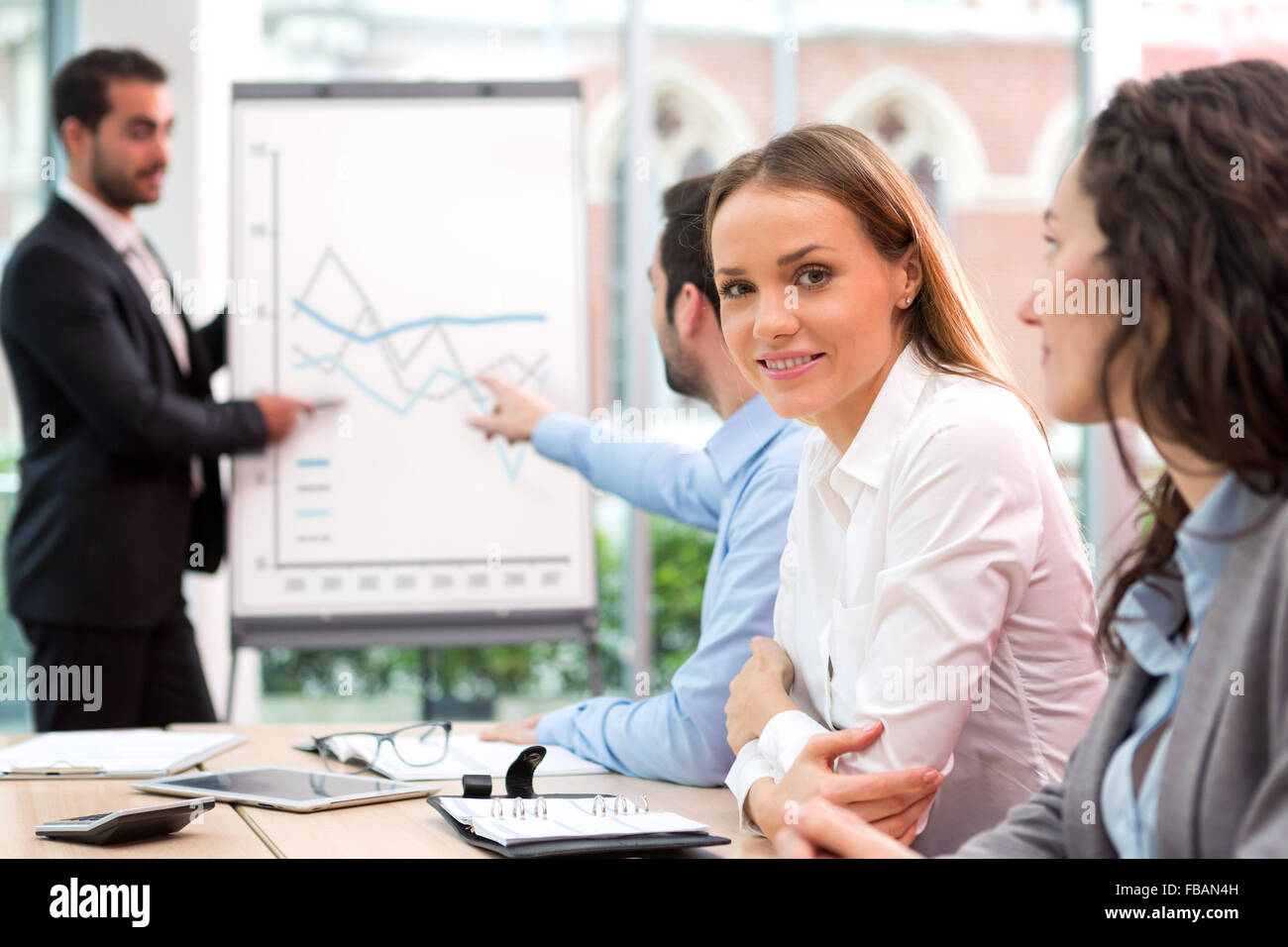 VIew of a Young attractive businesswoman travaillant au bureau avec des associés Banque D'Images