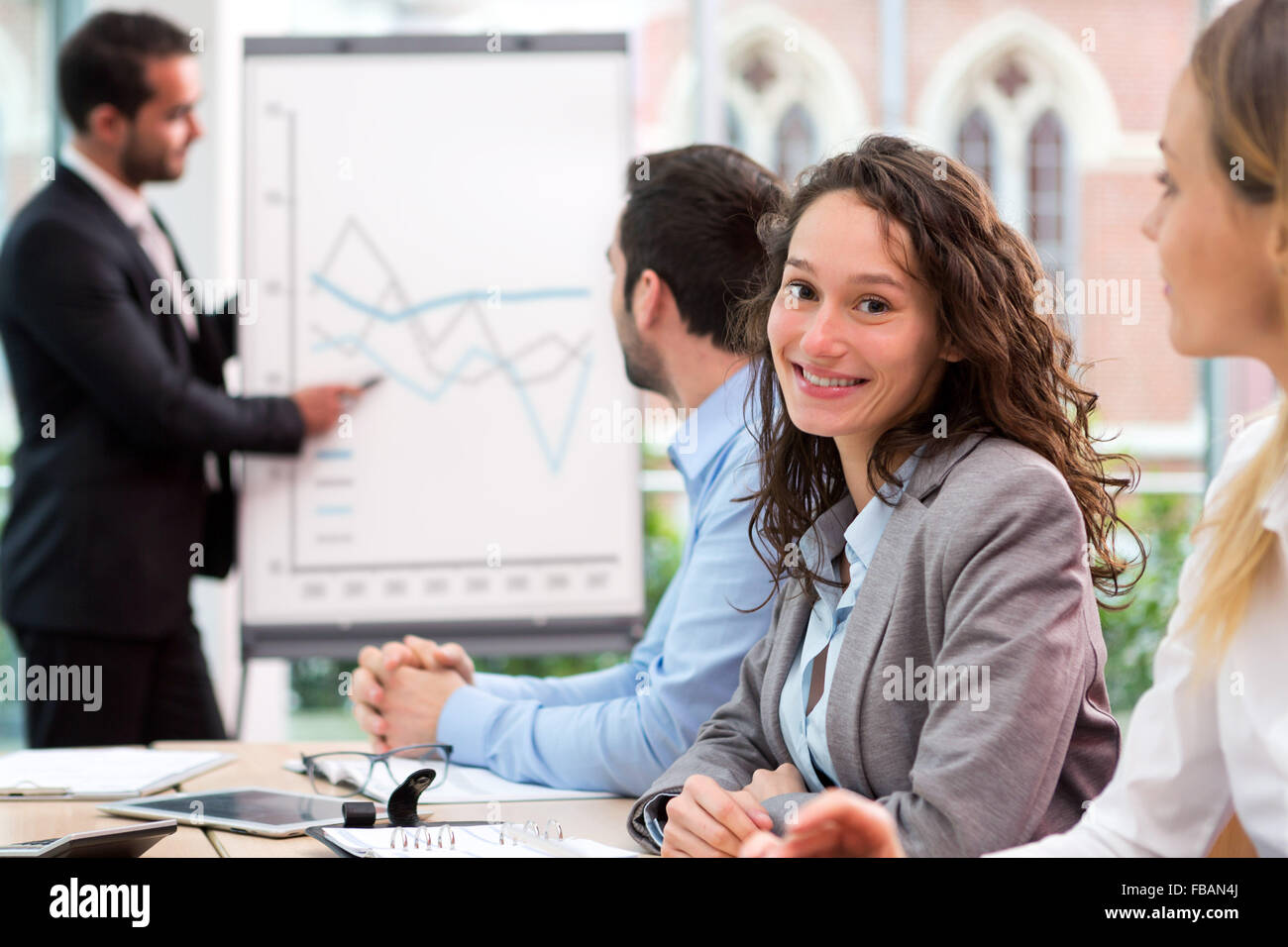 VIew of a Young attractive businesswoman travaillant au bureau avec des associés Banque D'Images