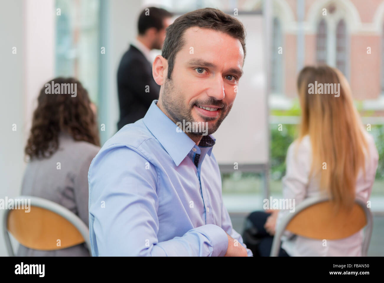 Vue d'un jeune homme d'attrayants au bureau avec des associés Banque D'Images