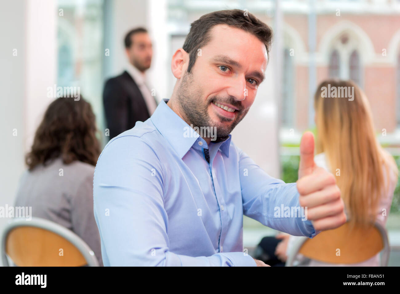 Vue d'un jeune homme d'attrayants au bureau avec des associés Banque D'Images