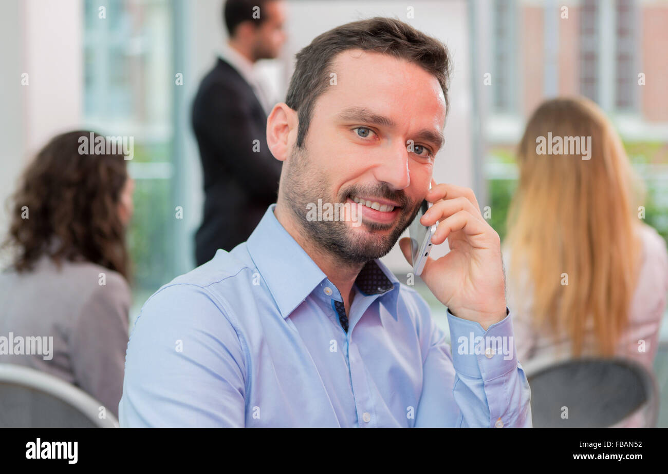 Vue d'un jeune homme d'attrayants au bureau avec des associés Banque D'Images