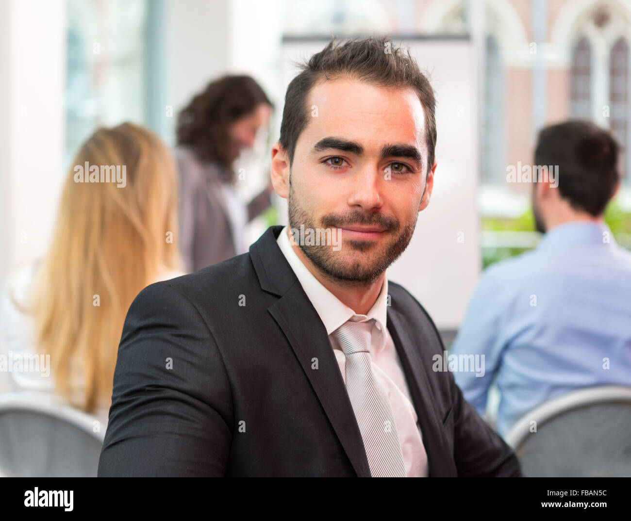 Vue d'un jeune homme d'attrayants au bureau avec des associés Banque D'Images