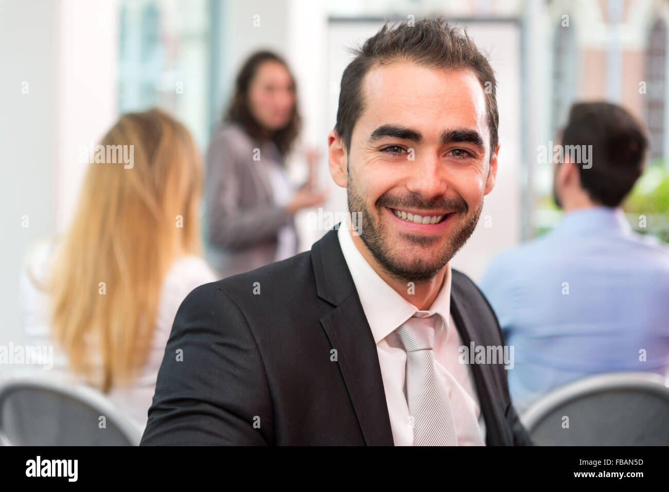 Vue d'un jeune homme d'attrayants au bureau avec des associés Banque D'Images