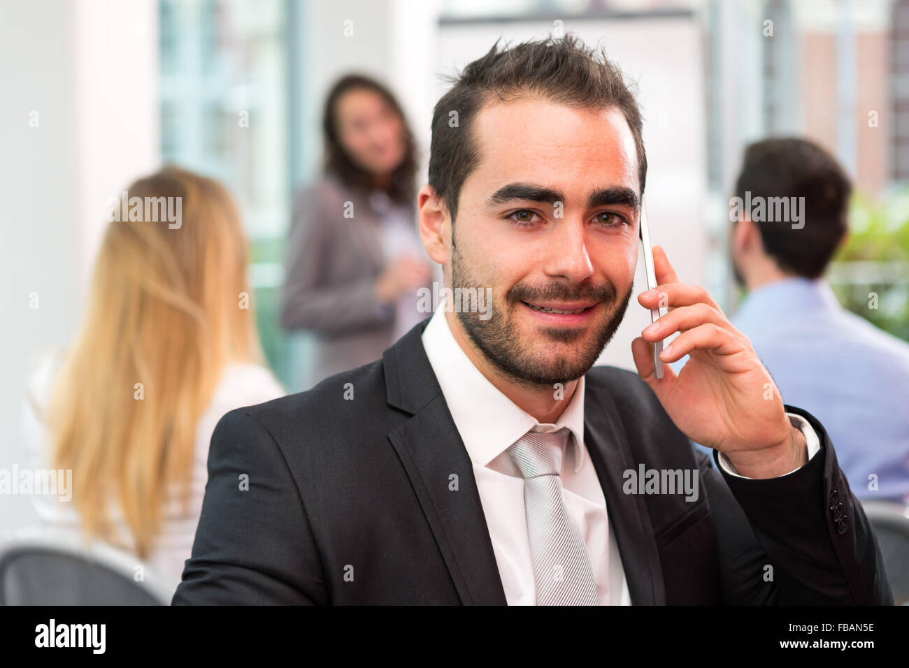 Vue d'un jeune homme d'attrayants au bureau avec des associés Banque D'Images