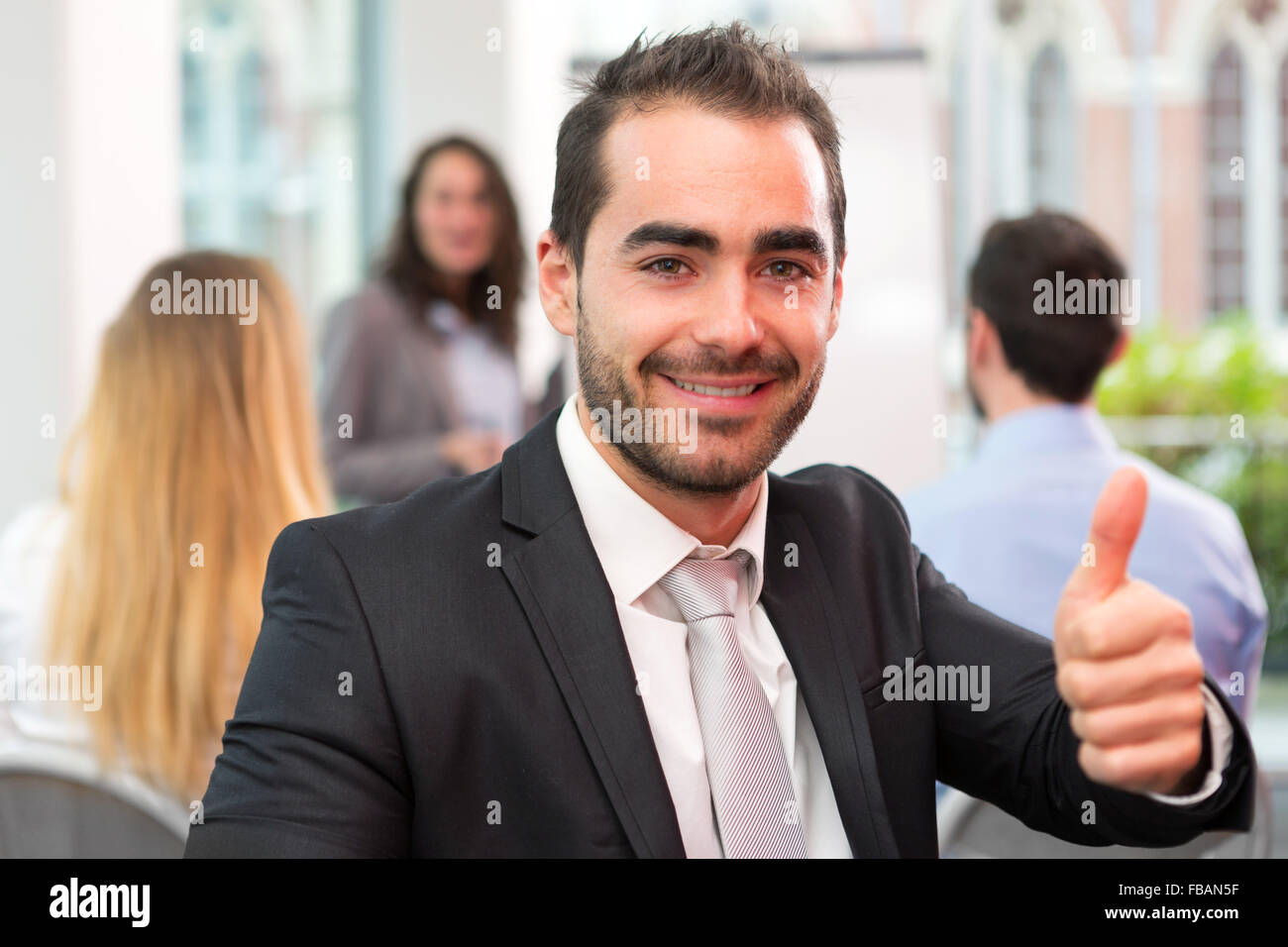Vue d'un jeune homme d'attrayants au bureau avec des associés Banque D'Images