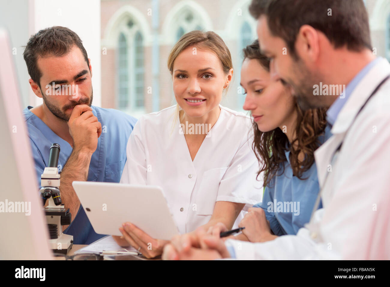 Avis d'une équipe médicale travaillant à l'hôpital tous ensemble Banque D'Images