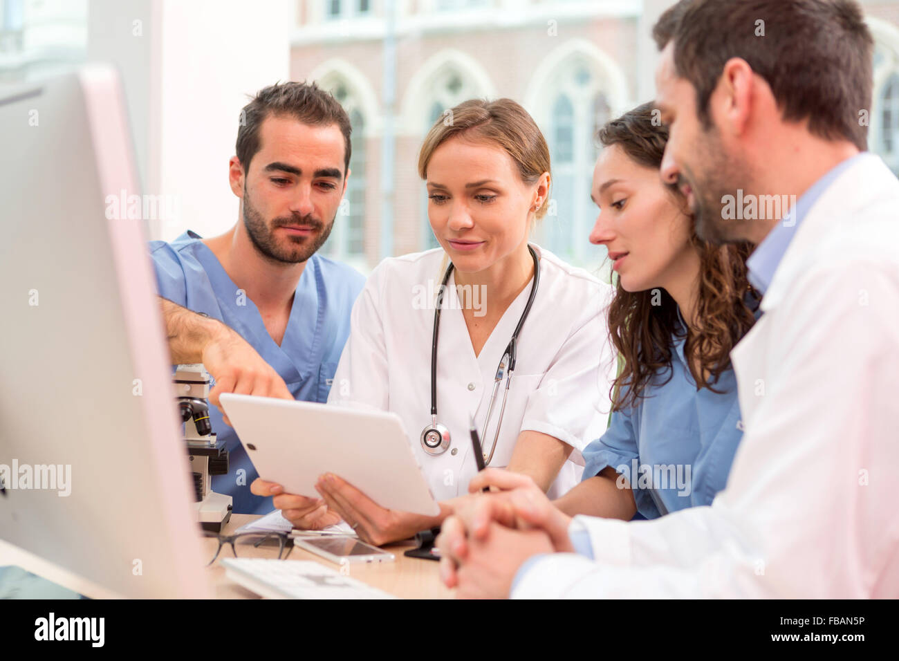 Avis d'une équipe médicale travaillant à l'hôpital tous ensemble Banque D'Images