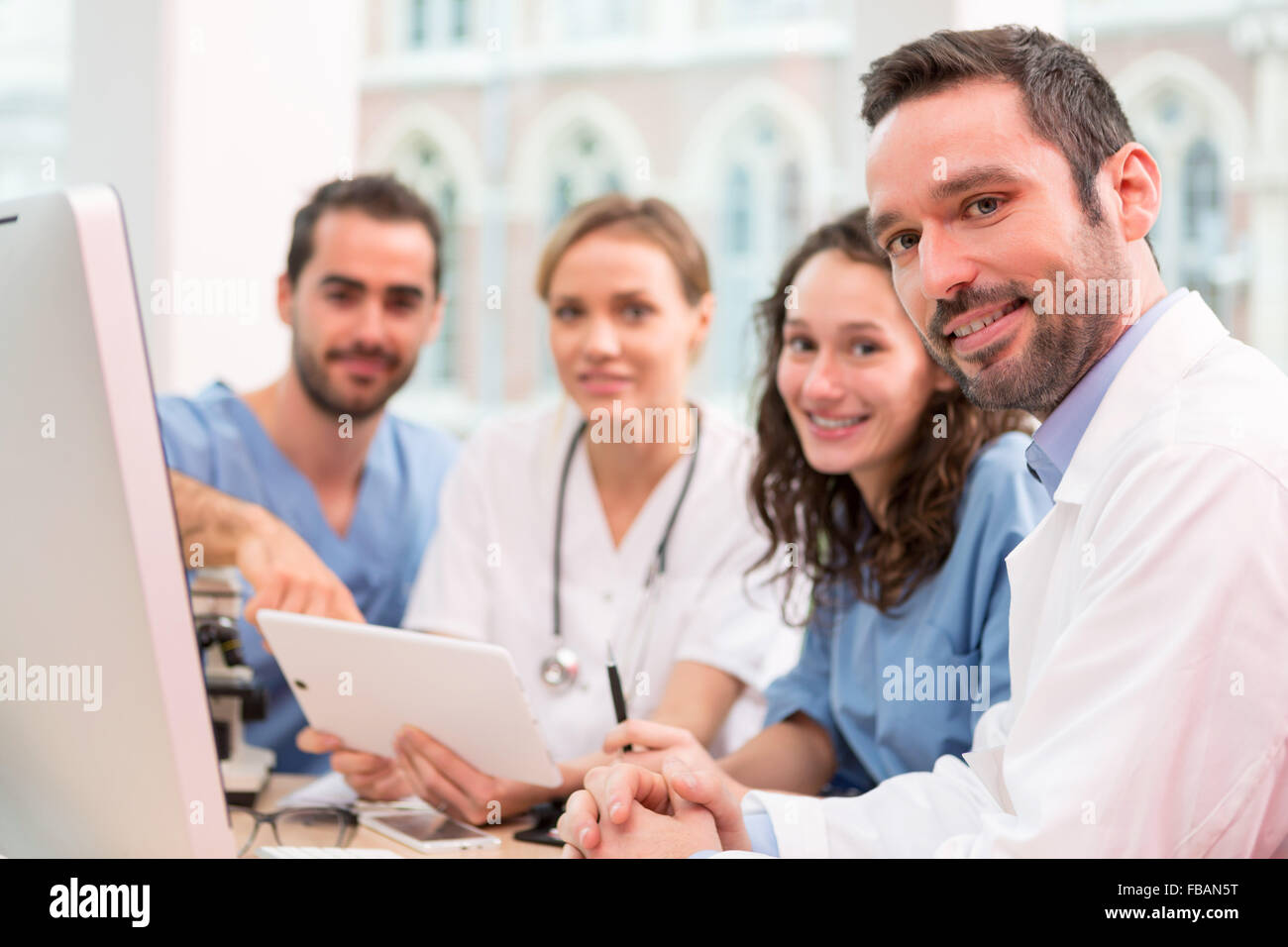 Avis d'une équipe médicale travaillant à l'hôpital tous ensemble Banque D'Images