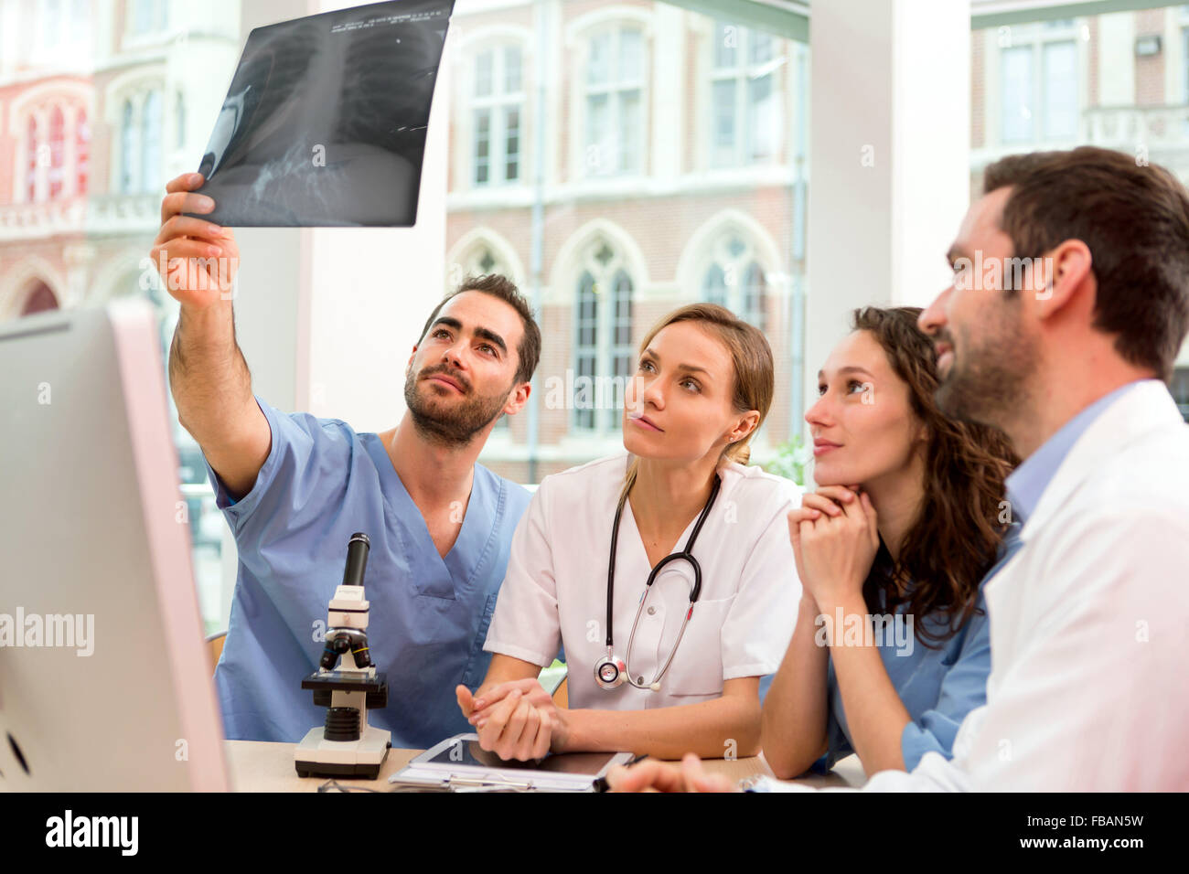 Avis d'une équipe médicale travaillant à l'hôpital tous ensemble Banque D'Images