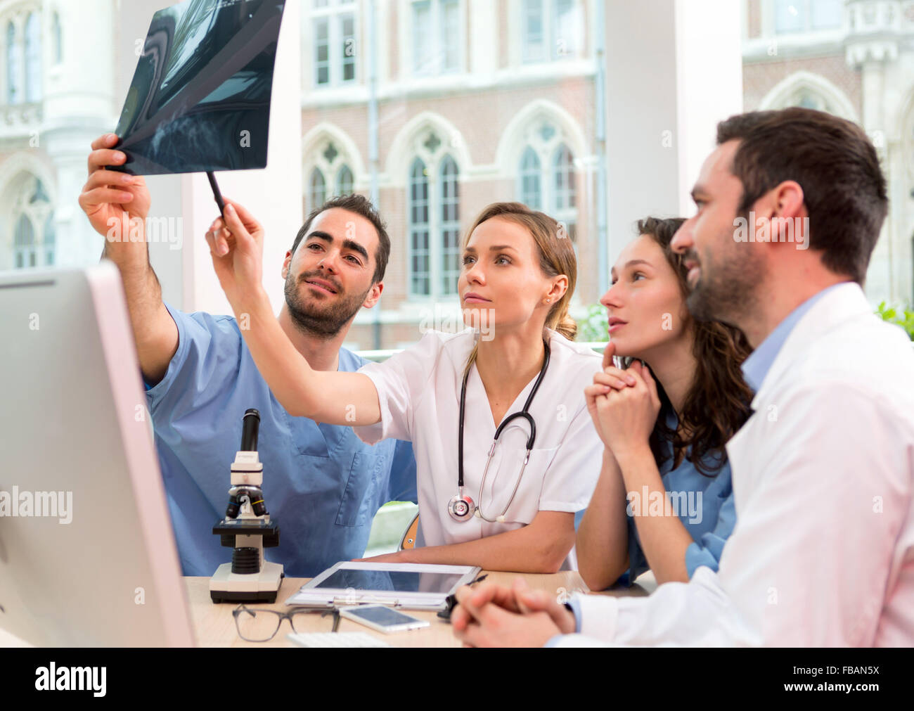 Avis d'une équipe médicale travaillant à l'hôpital tous ensemble Banque D'Images