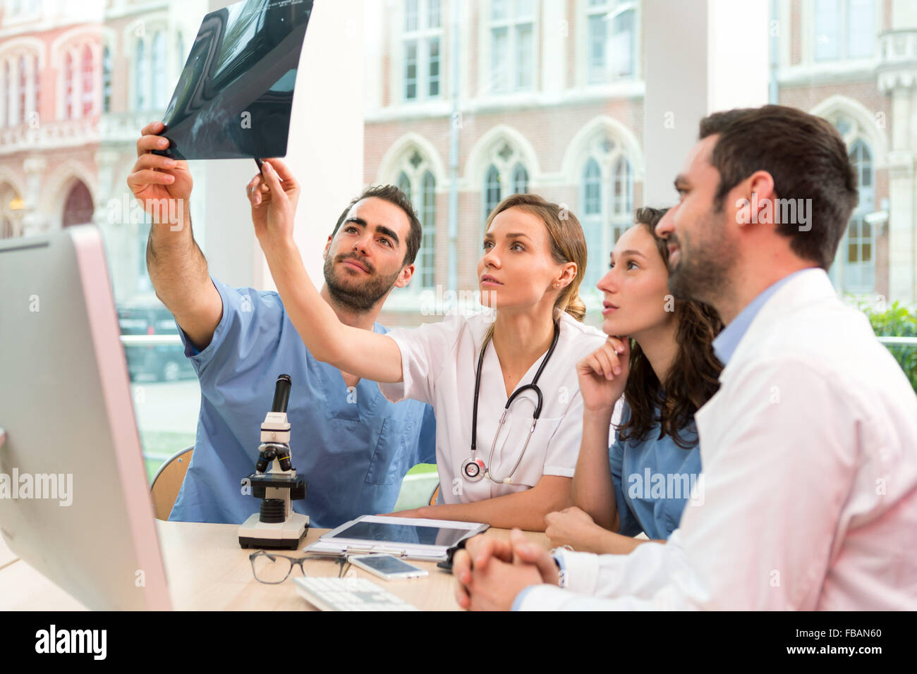 Avis d'une équipe médicale travaillant à l'hôpital tous ensemble Banque D'Images