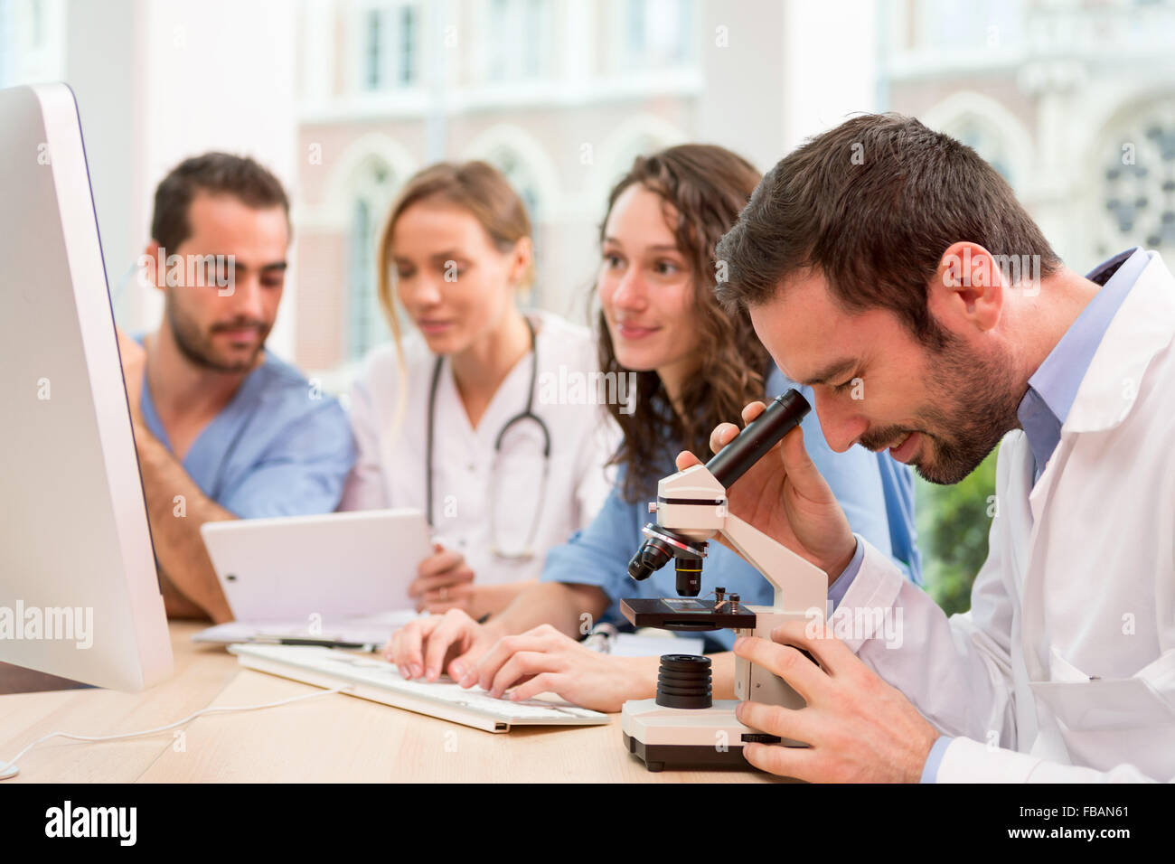 Avis d'une équipe médicale travaillant à l'hôpital tous ensemble Banque D'Images
