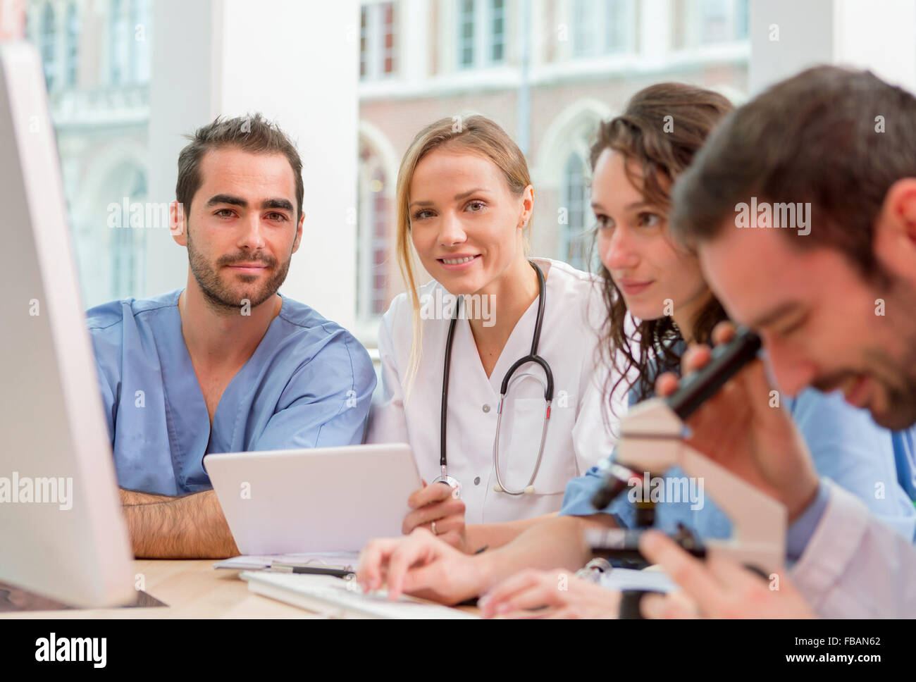 Avis d'une équipe médicale travaillant à l'hôpital tous ensemble Banque D'Images