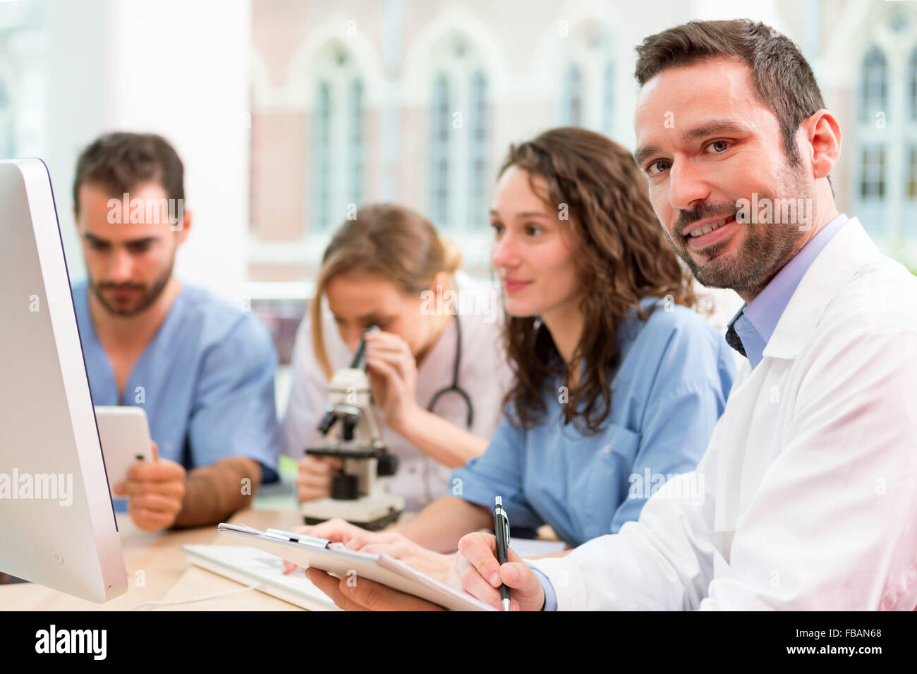 Avis d'une équipe médicale travaillant à l'hôpital tous ensemble Banque D'Images