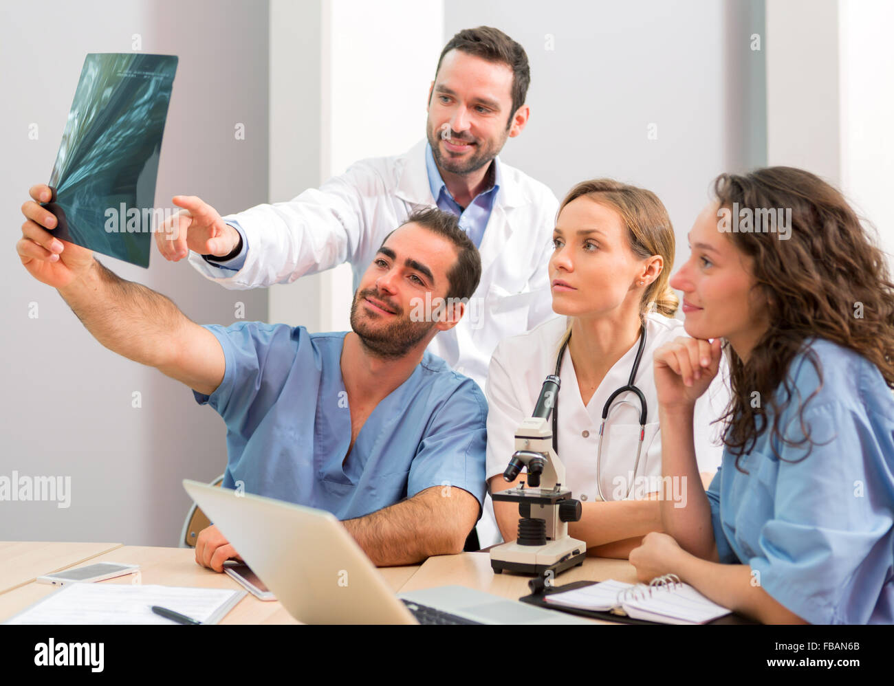 Avis d'une équipe médicale travaillant à l'hôpital tous ensemble Banque D'Images