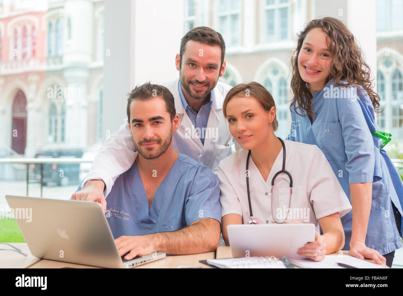 Avis d'une équipe médicale travaillant à l'hôpital tous ensemble Banque D'Images