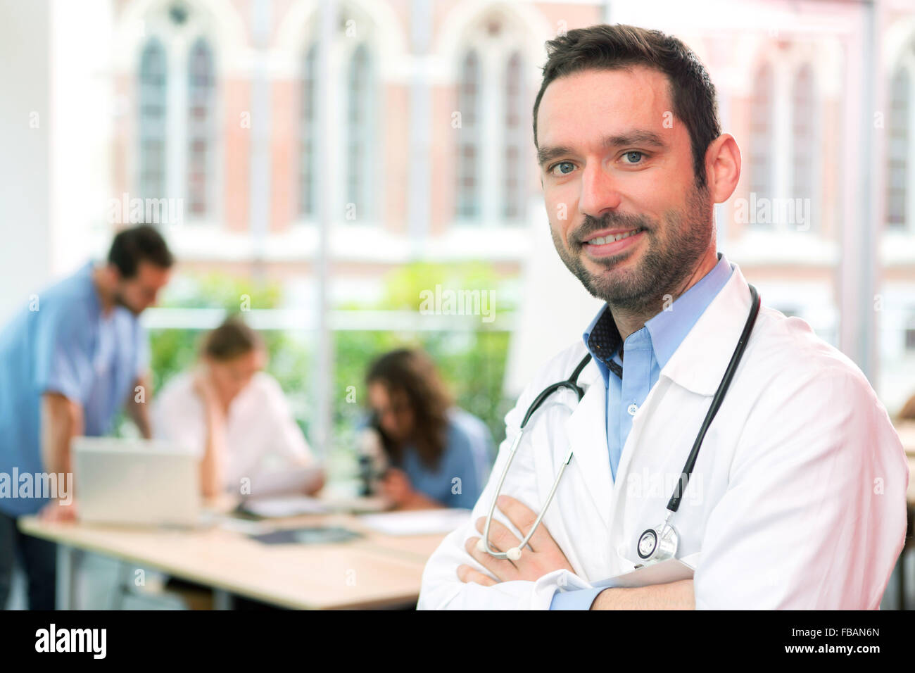 Vue d'un jeune médecin à l'hôpital attractif Banque D'Images