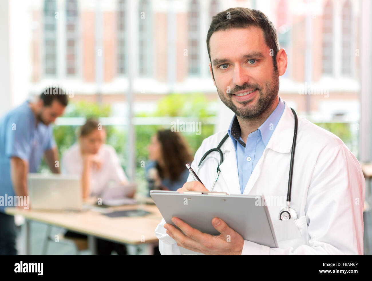 Vue d'un jeune médecin à l'hôpital attractif Banque D'Images