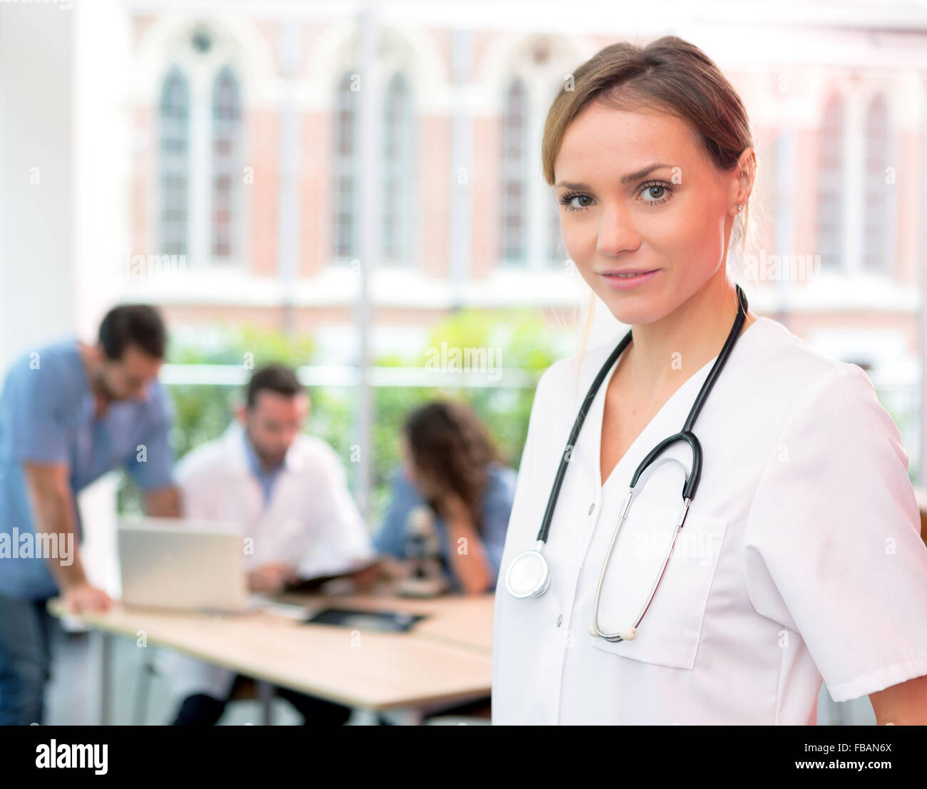 Vue d'un jeune médecin à l'hôpital attractif Banque D'Images