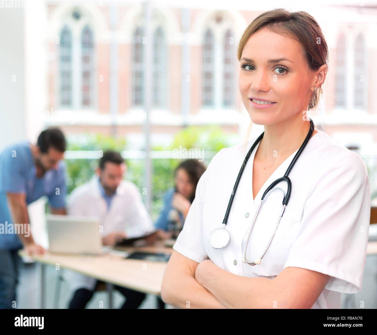 Vue d'un jeune médecin à l'hôpital attractif Banque D'Images