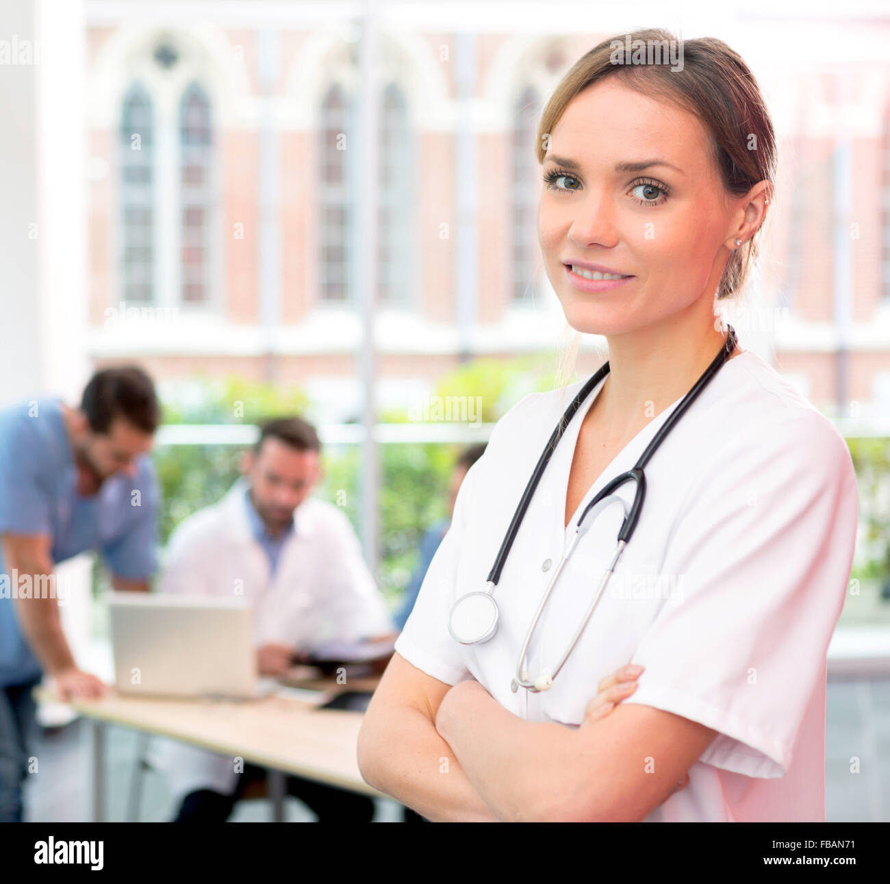 Vue d'un jeune médecin à l'hôpital attractif Banque D'Images