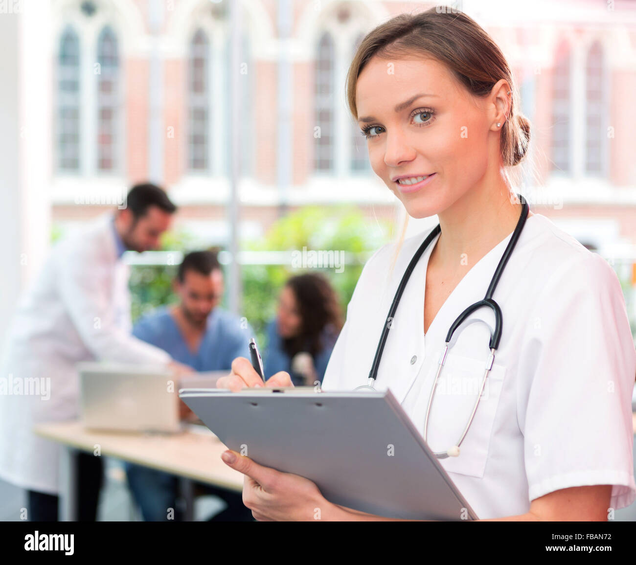 Vue d'un jeune médecin à l'hôpital attractif Banque D'Images