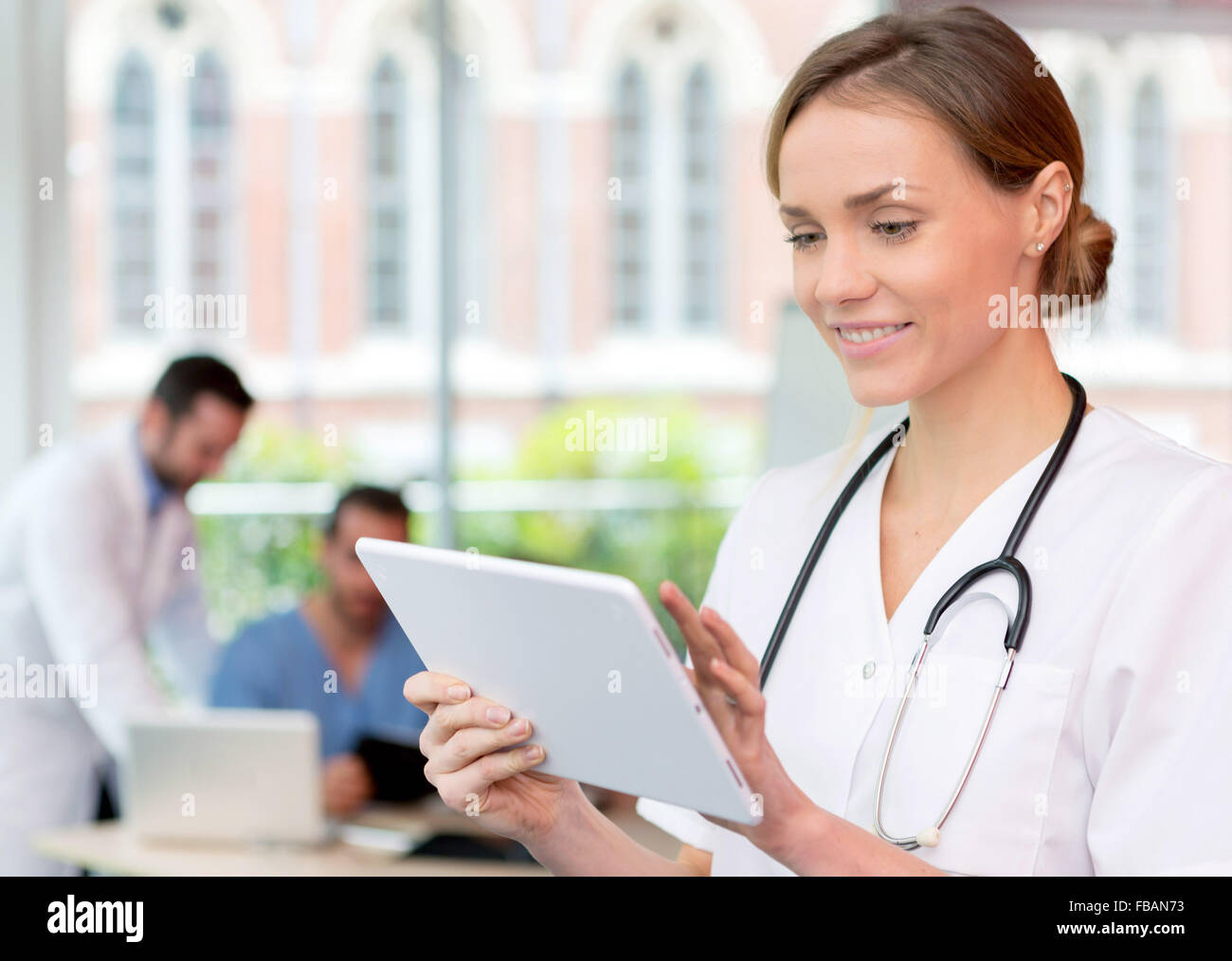 Vue d'un jeune médecin à l'hôpital attractif Banque D'Images