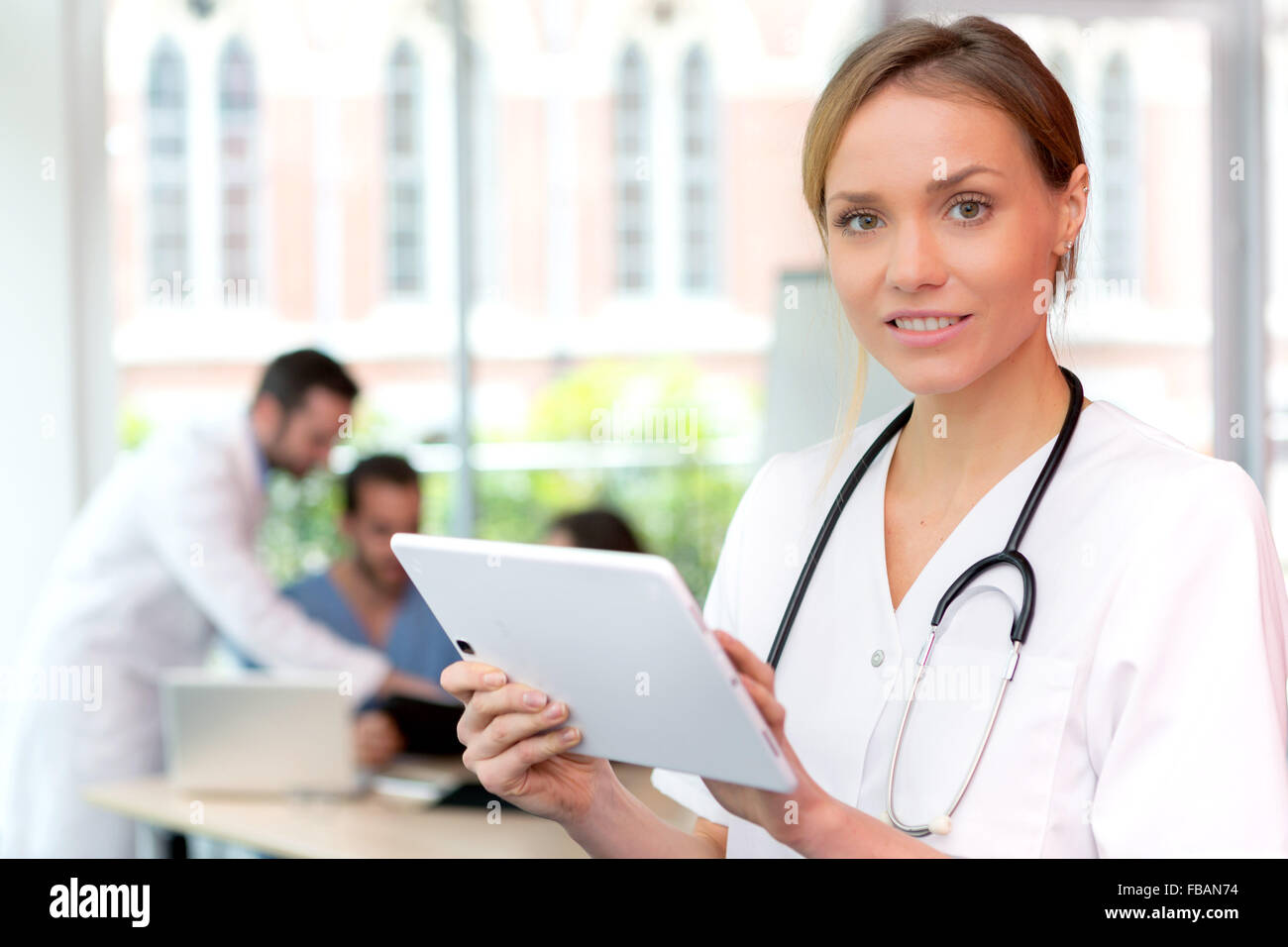Vue d'un jeune médecin à l'hôpital attractif Banque D'Images