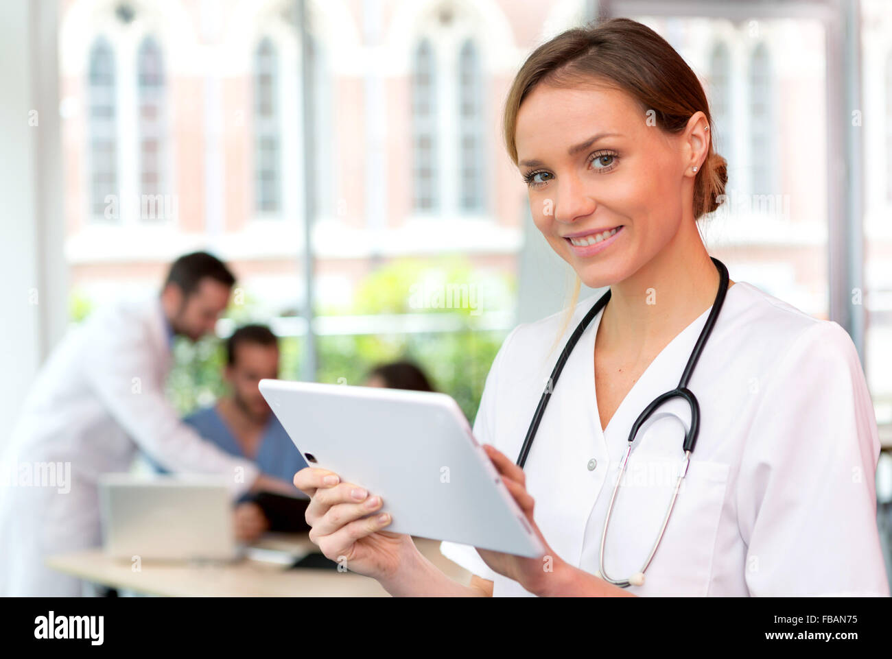 Vue d'un jeune médecin à l'hôpital attractif Banque D'Images