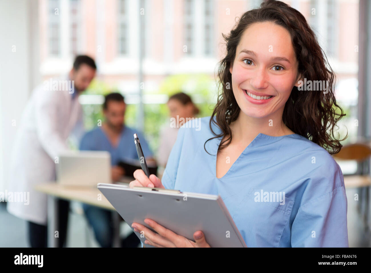 Vue d'une jeune infirmière à l'hôpital attractif Banque D'Images