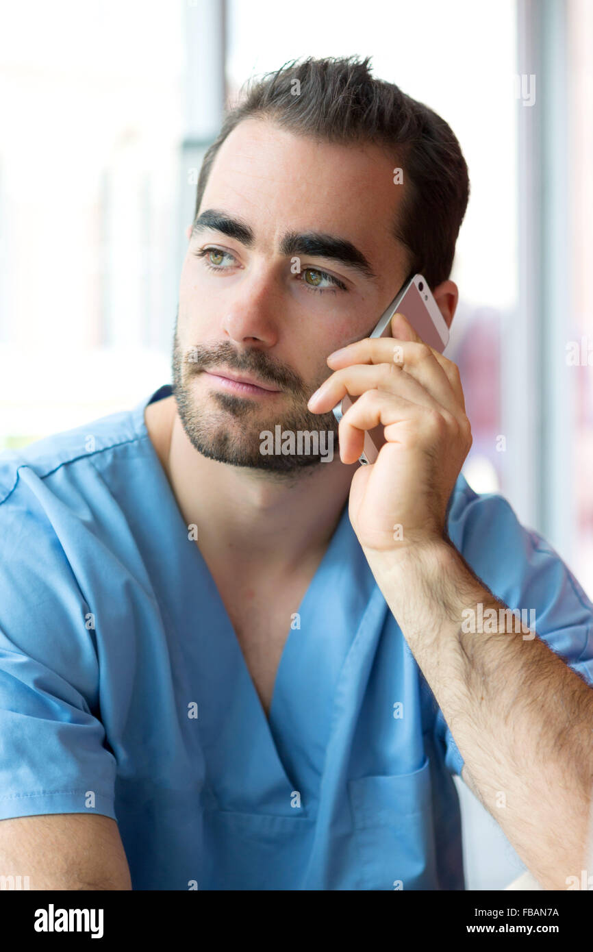 Vue d'une jeune infirmière à l'hôpital attractif Banque D'Images