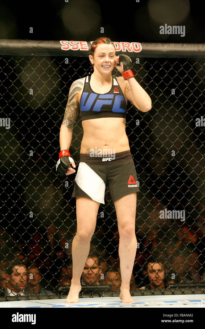 Joanne Calderwood bat Courtney Casey lors de l'UFC Fight Night 72 : Bisping vs Leites au SSE Hydro le samedi le 18 juillet de Banque D'Images