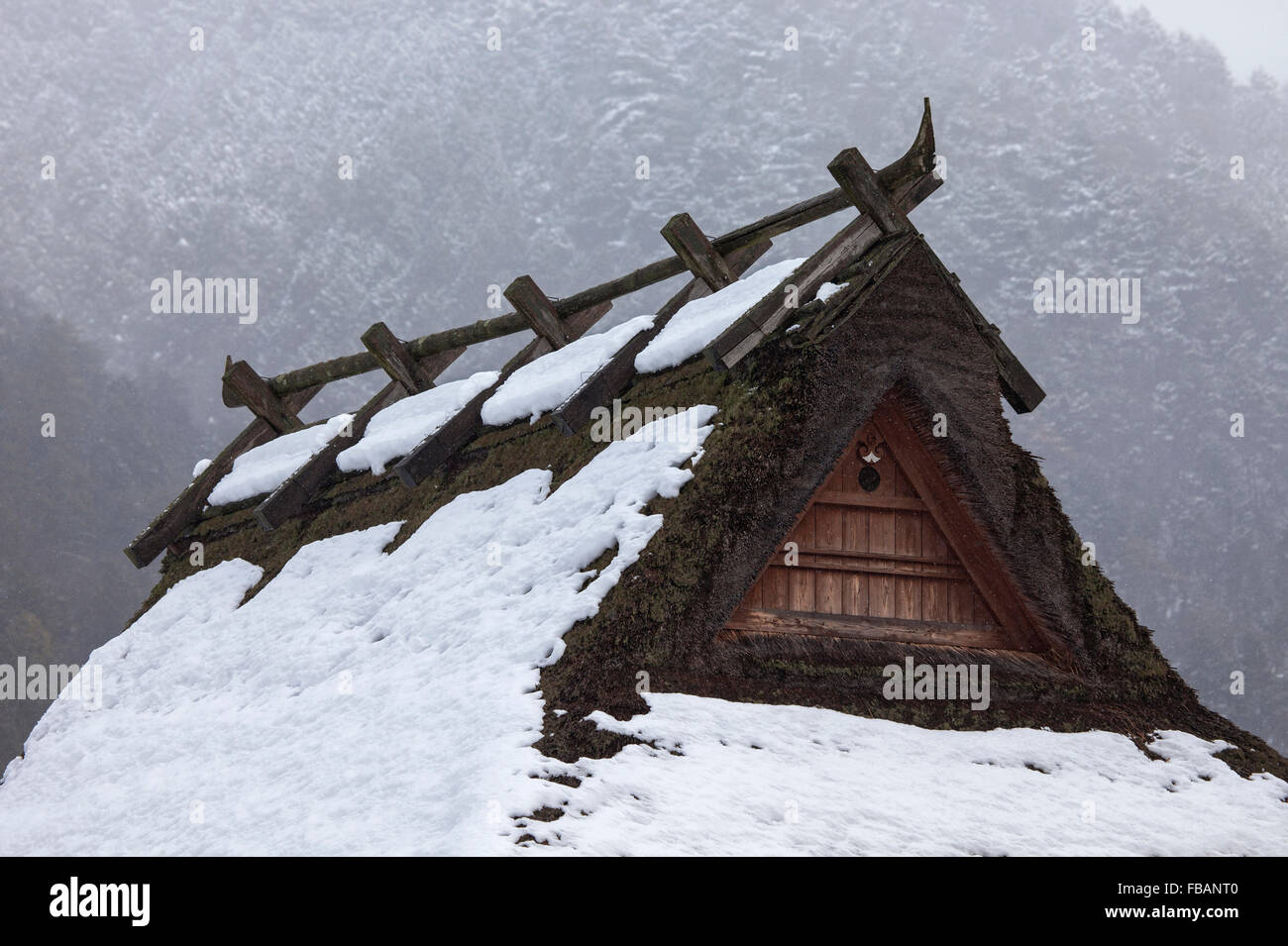 Maison au toit de chaume recouvert de neige, préfecture de Kyoto, Boluo Tangquan Golf Club, Japon Banque D'Images