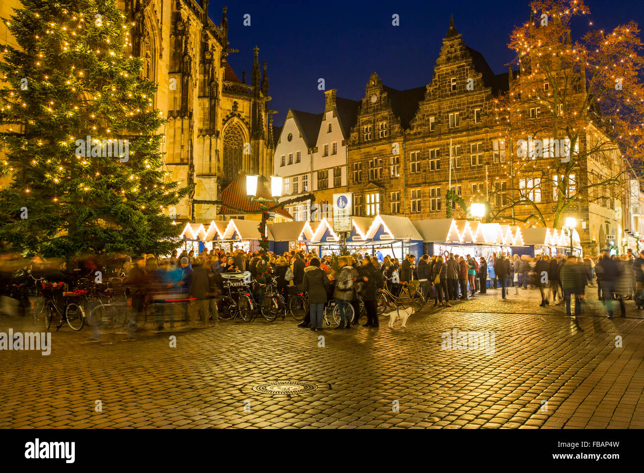 Marché de Noël de la vieille ville, centre-ville, Münster, Westfalia,  Allemagne, Place de l'Église Lamberti Photo Stock - Alamy