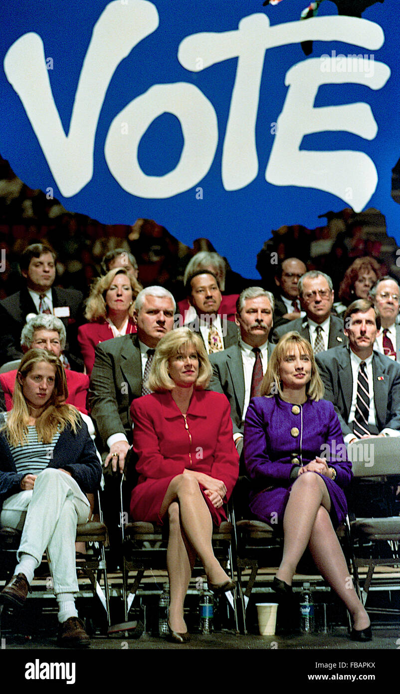 East Rutherford, New Jersey, 1er novembre, 1992 Karenna Gore a l'air ennuyé qu'elle et sa mère TIpper Gore et Hillary Clinton watch Albert Gore Jr. donnant son discours lors de la Bryne Brendan dans le Meadowlands Arena. Ils sont surveillés par un trio d'agents des services secrets. Credit : Mark Reinstein Banque D'Images